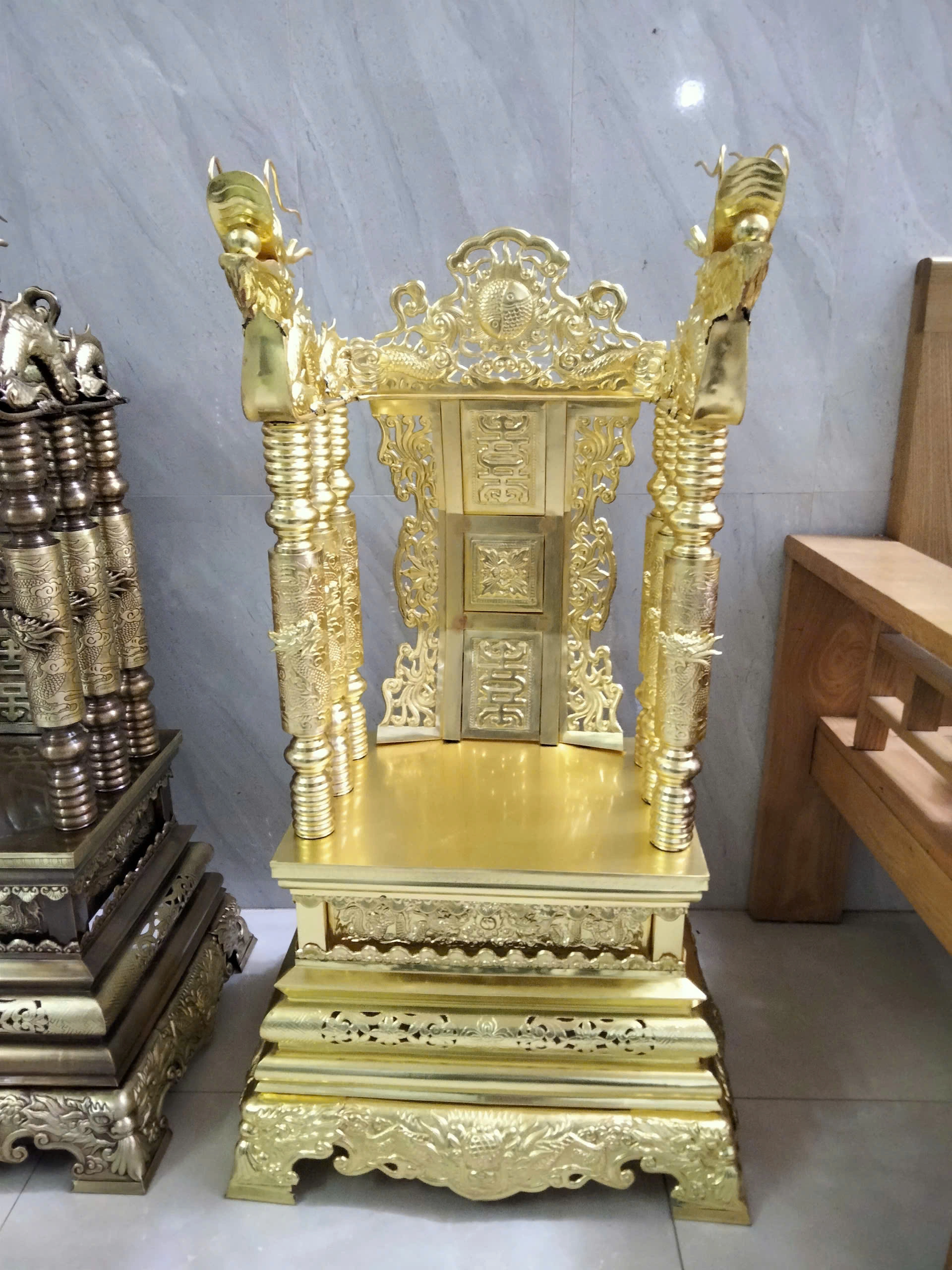 Bộ ngai thờ gia tiên