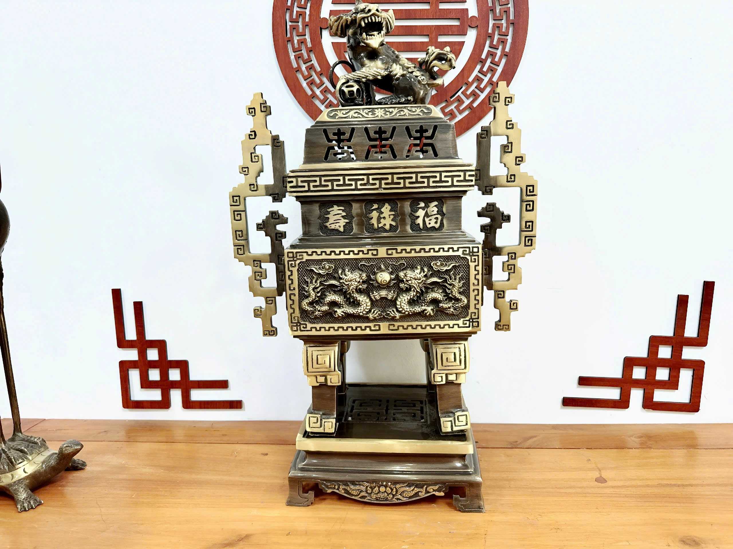 Cách Trưng Bày Bộ Đỉnh Đồng Vuông Trên Bàn Thờ