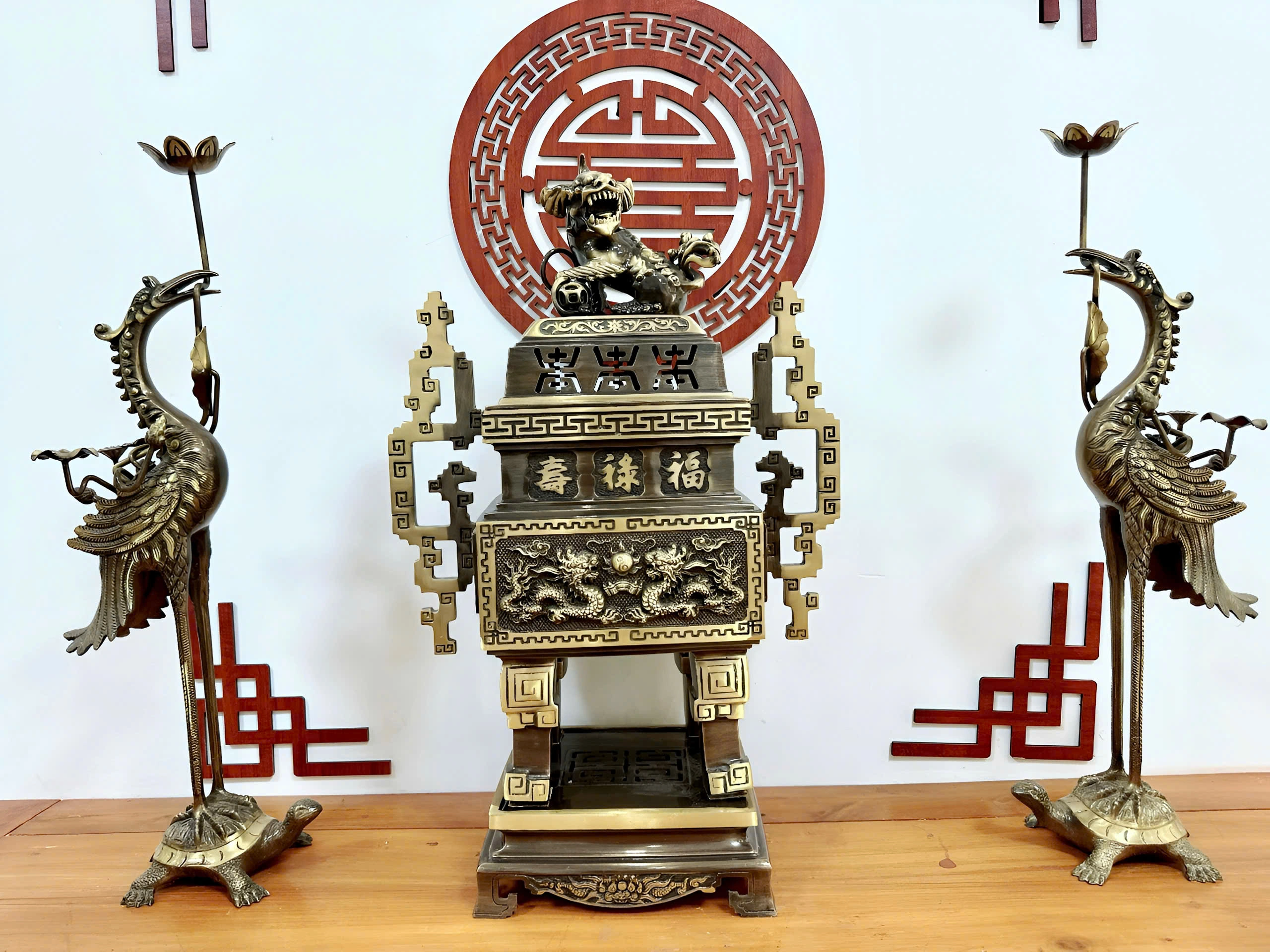 Cách Trưng Bày Bộ Đỉnh Đồng Vuông Trên Bàn Thờ