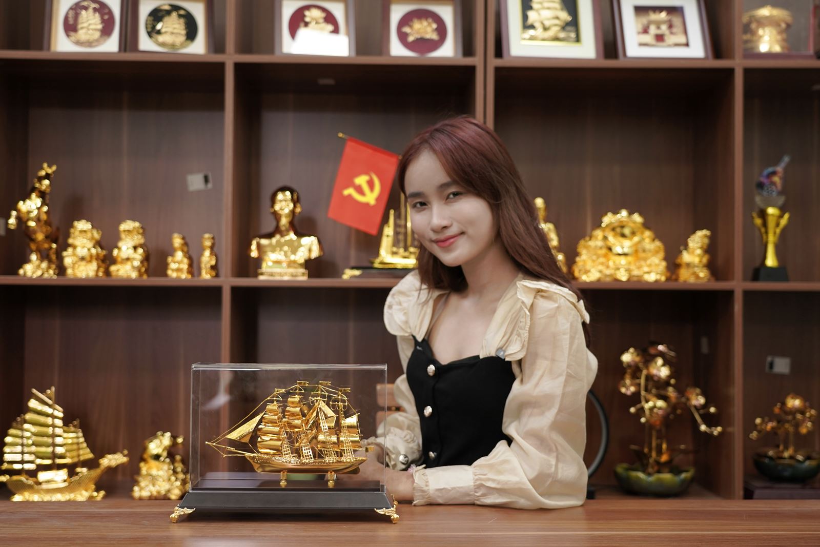 Mô Hình Thuyền Buồm Mạ Vàng 24K
