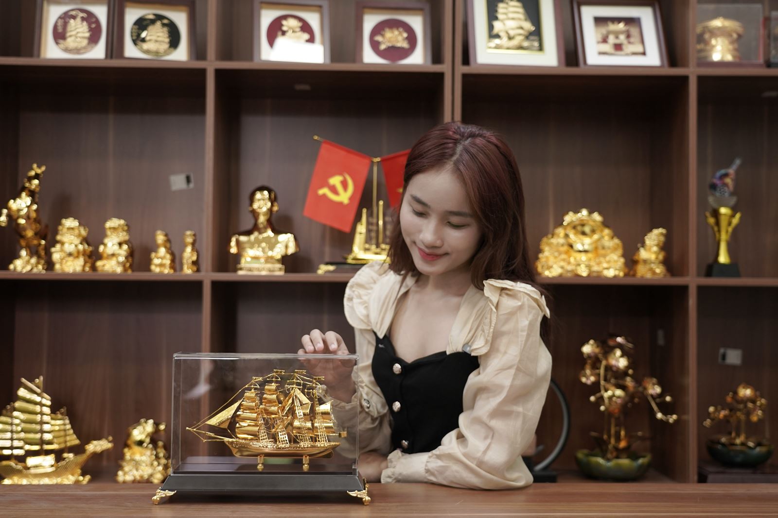 Mô Hình Thuyền Buồm Mạ Vàng 24K