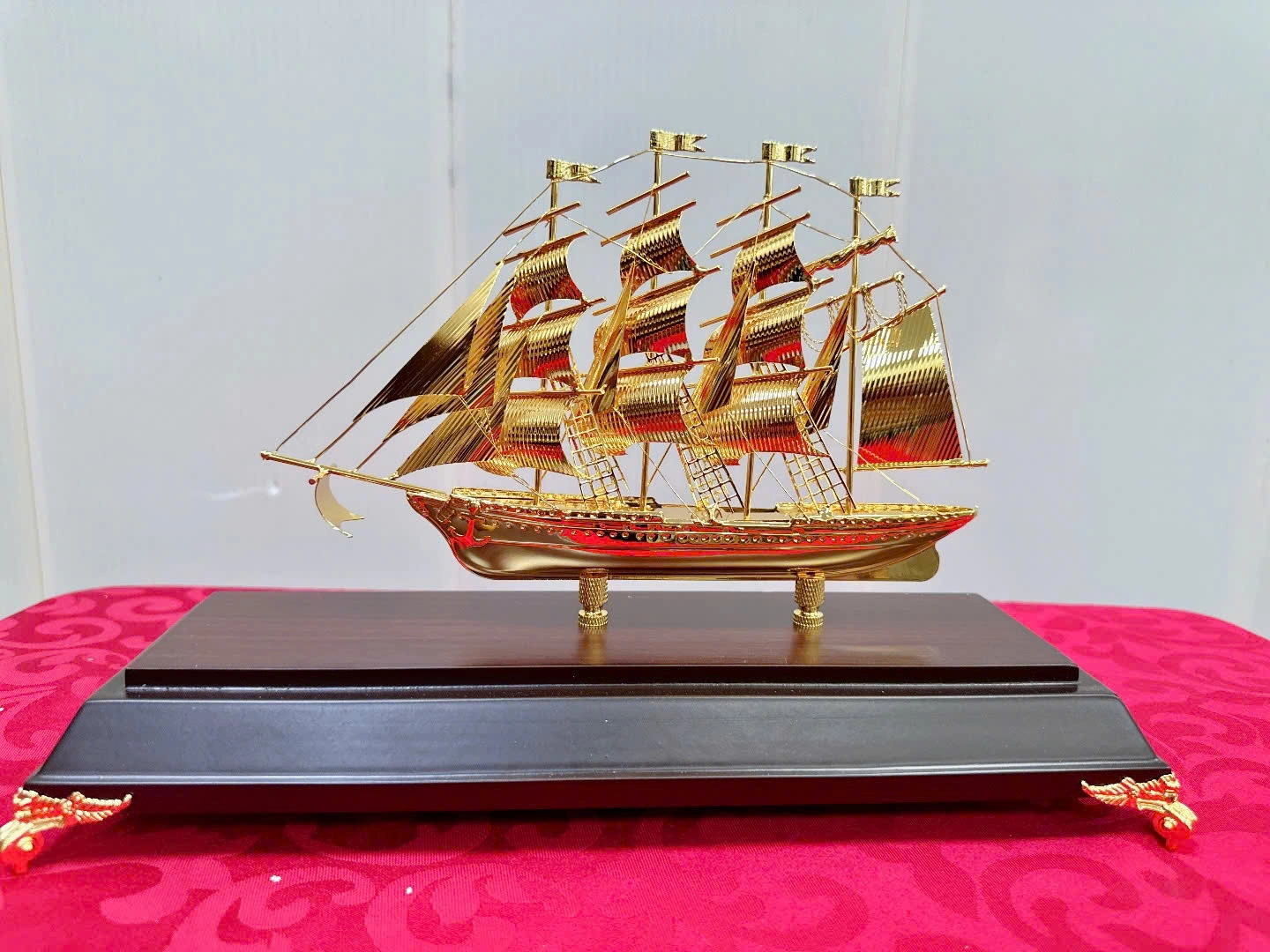 Mô Hình Thuyền Buồm Mạ Vàng 24K