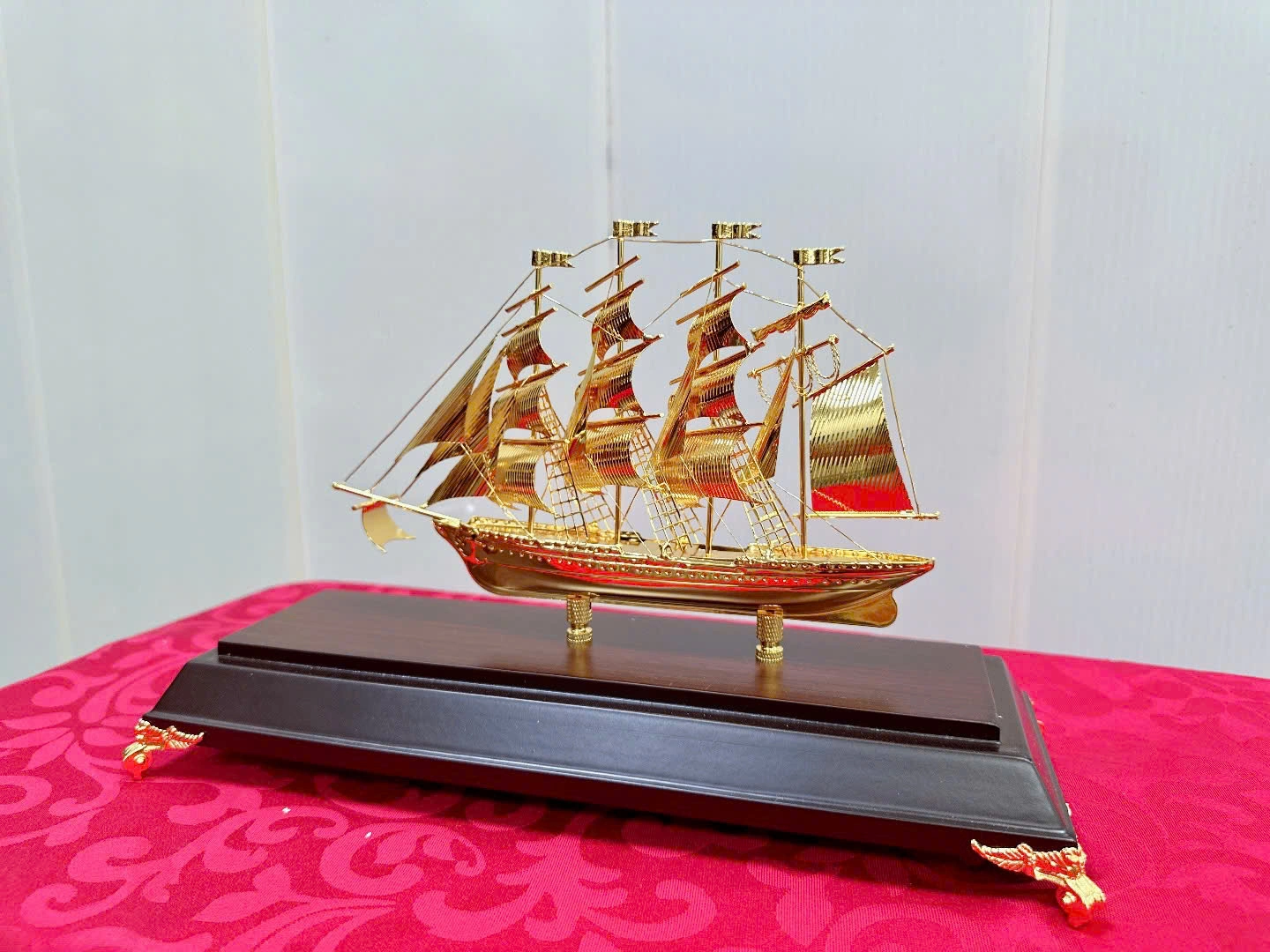 Mô Hình Thuyền Buồm Mạ Vàng 24K