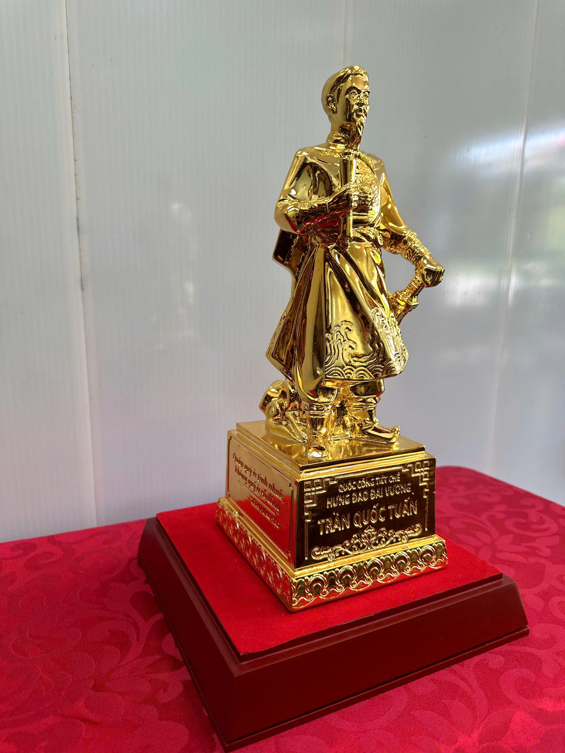 Tượng Trần Quốc Tuấn Mạ Vàng
