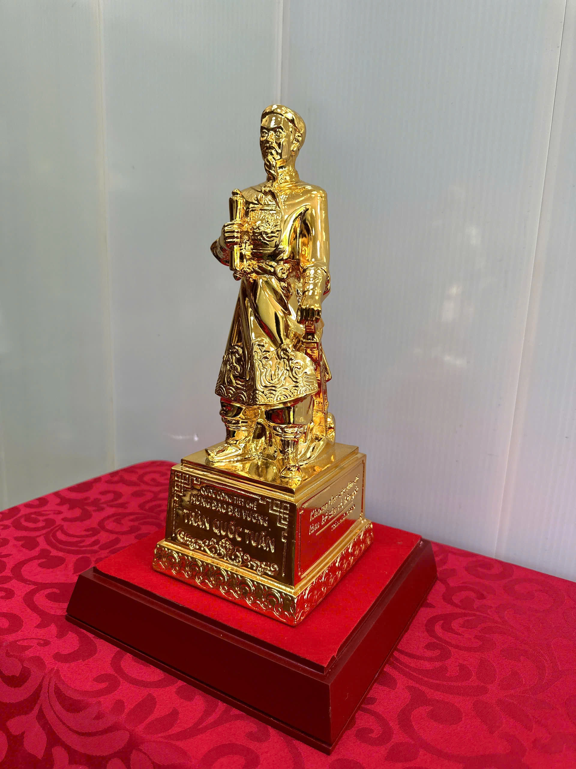 Tượng Trần Quốc Tuấn Mạ Vàng